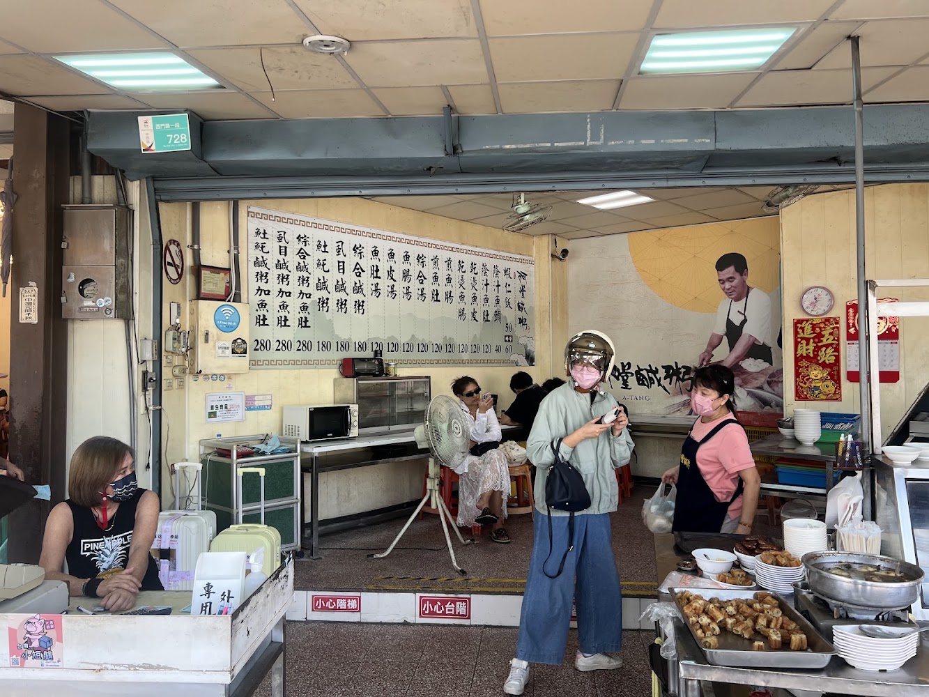 阿堂鹹粥傳統小吃店內櫃檯與菜單