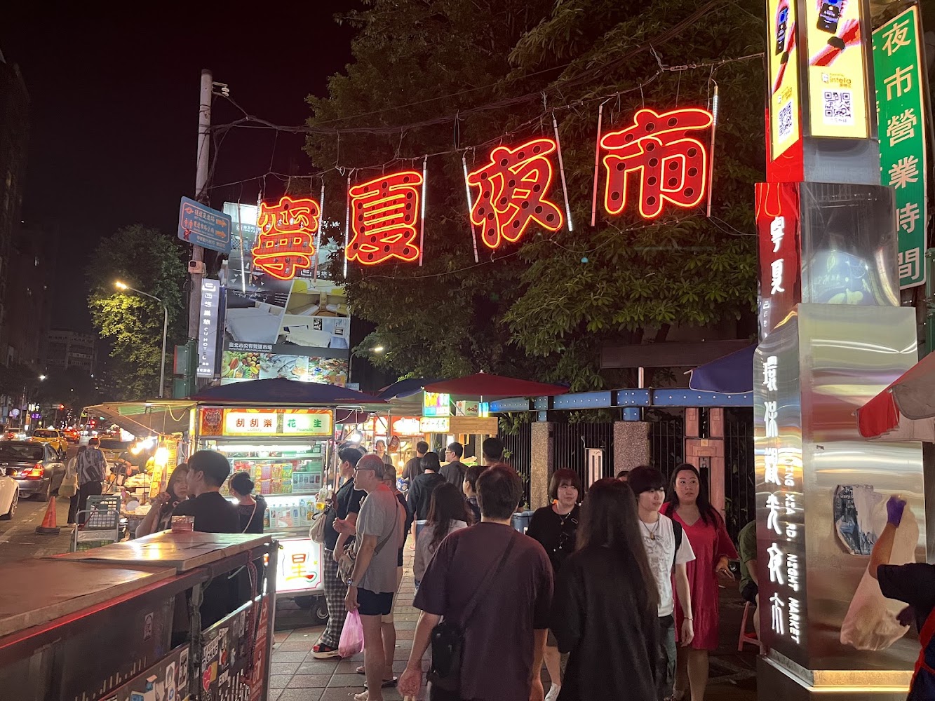 寧夏夜市攤位與行人穿梭場景