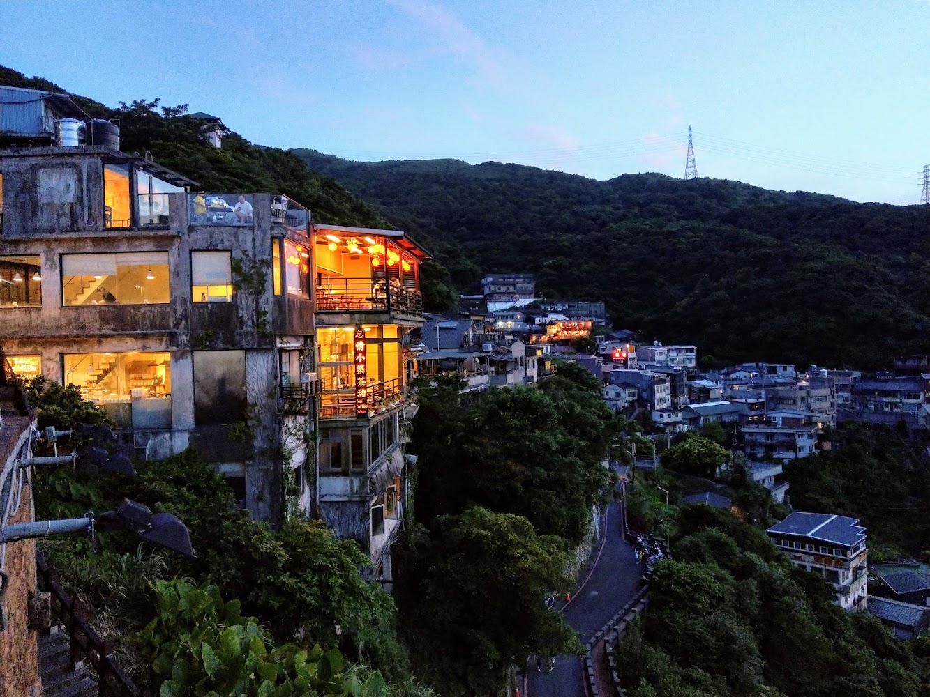 夜間山城茶樓與九份聚落景色
