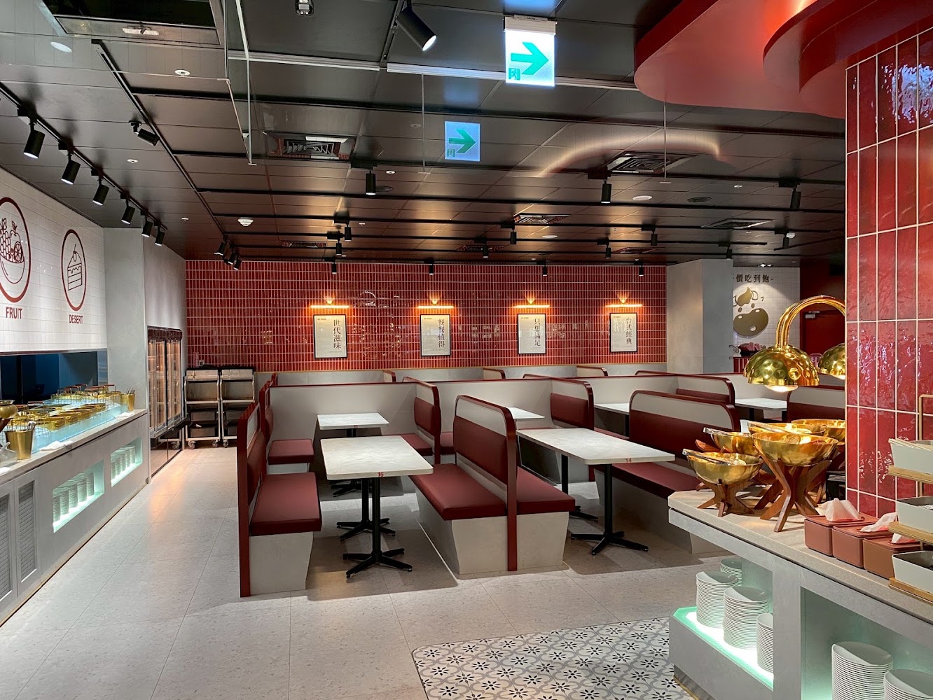 平鎮旗艦店內部自助吧與座位區