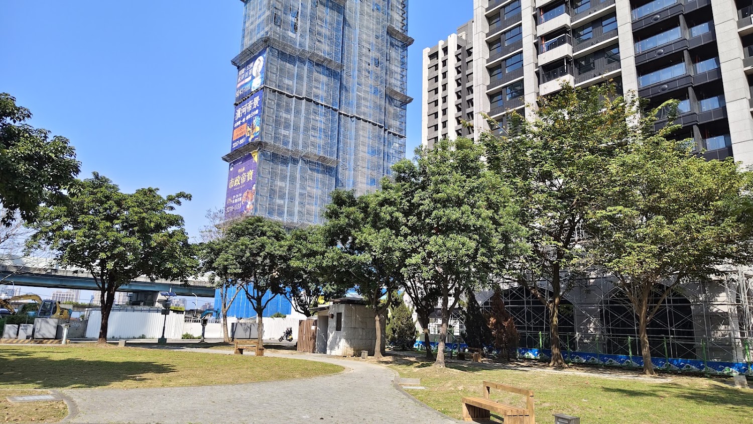 木椅草地與施工建築