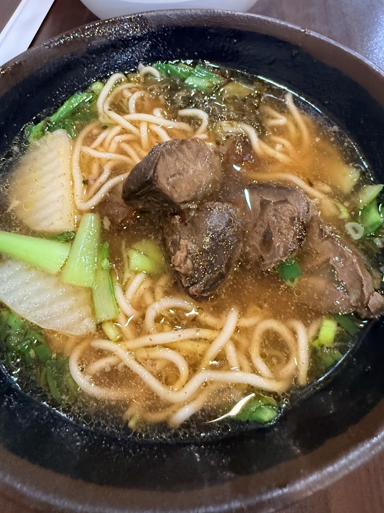 誠大牛肉店牛肉麵清燉湯頭清澈,牛肉塊厚實