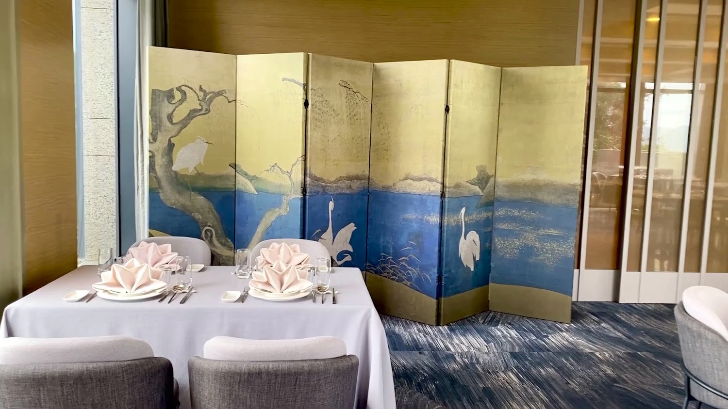 餐桌與湖景風格屏風