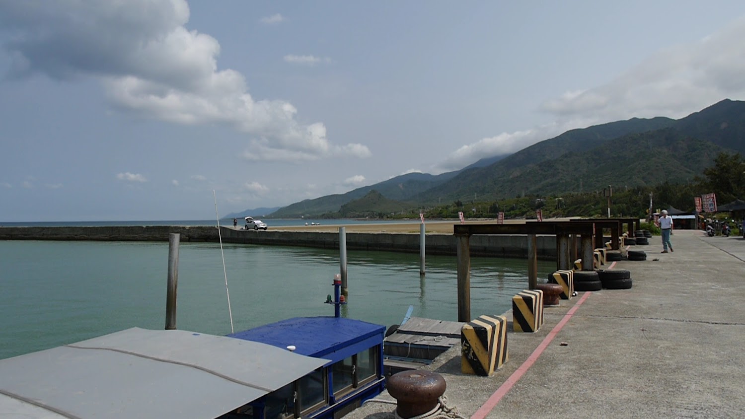 車城海口漁港碼頭與遠方山景