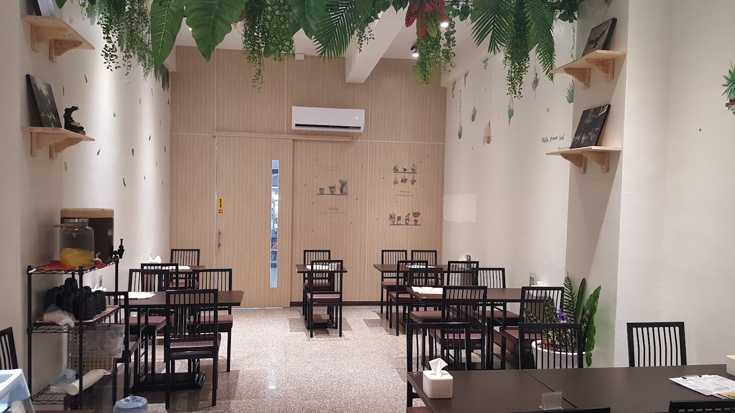 來嘉呷飽店內環境明亮溫馨