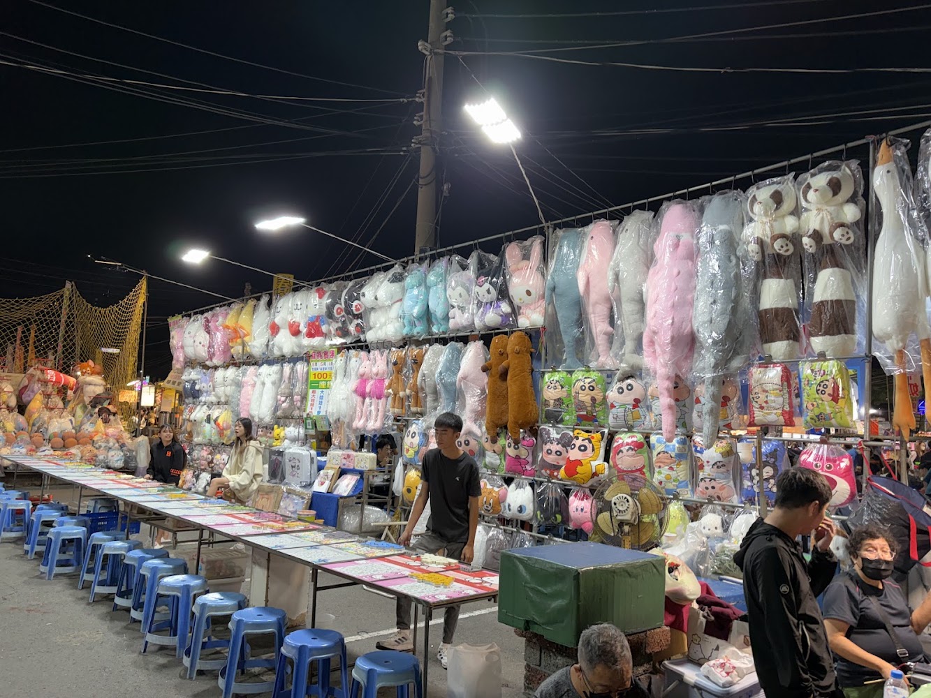 花園夜市遊戲攤位與吊掛絨毛玩偶