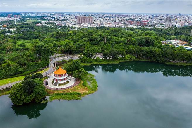 嘉義市湖泊涼亭森林與遠方城市景色
