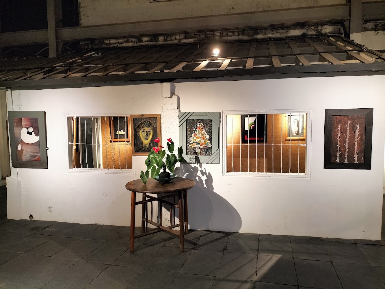 白色牆面展示多幅抽象與人像畫作的池藝基地展覽空間