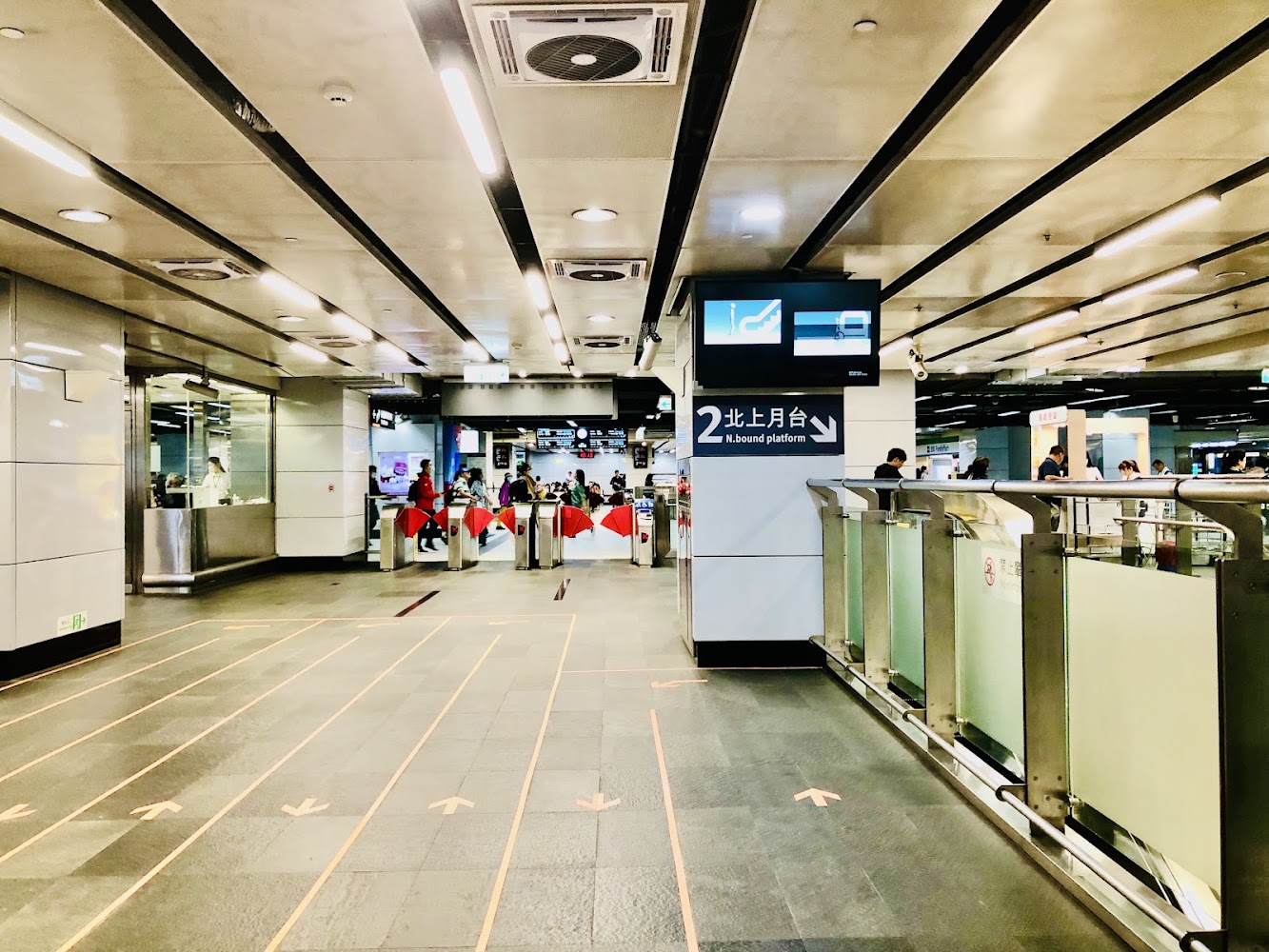 台北車站捷運站入口與北上月台指標