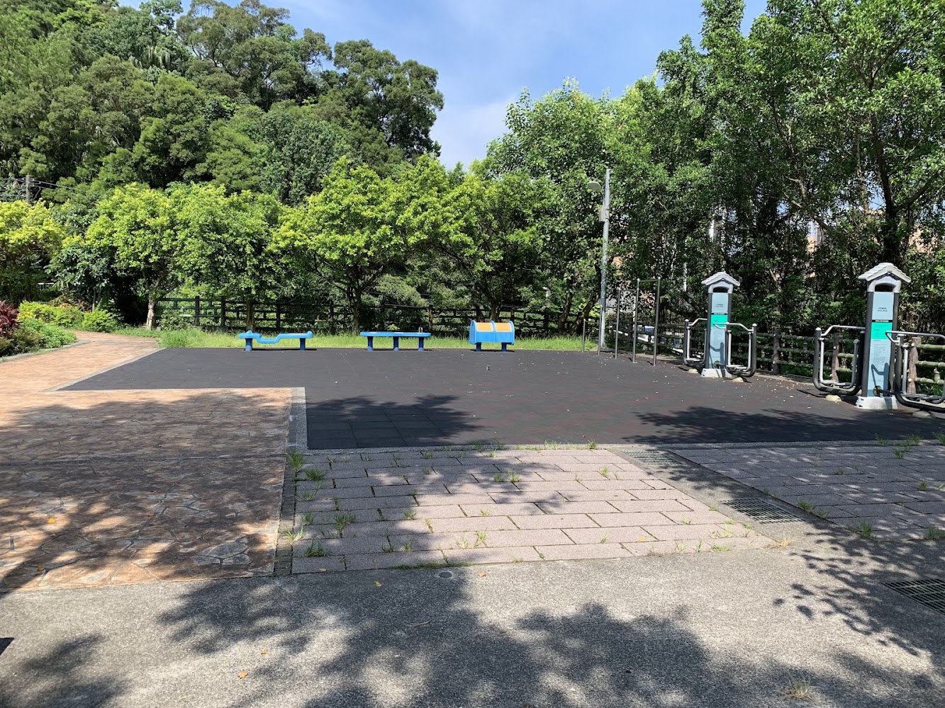 碇內十五號公園藍色長椅與戶外健身器材區