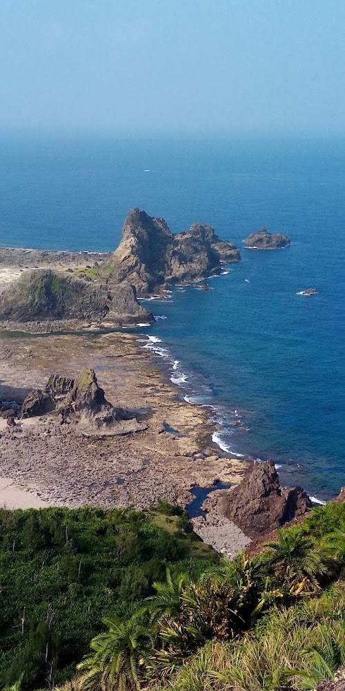 綠島海岸岩石與藍色海洋