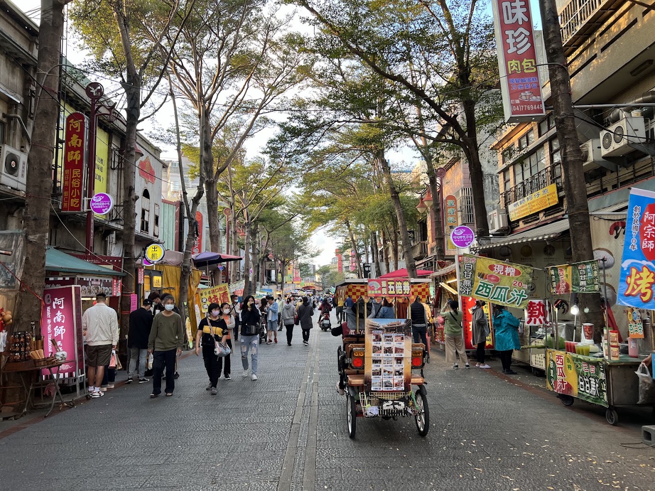鹿港老街熱鬧街道與行人