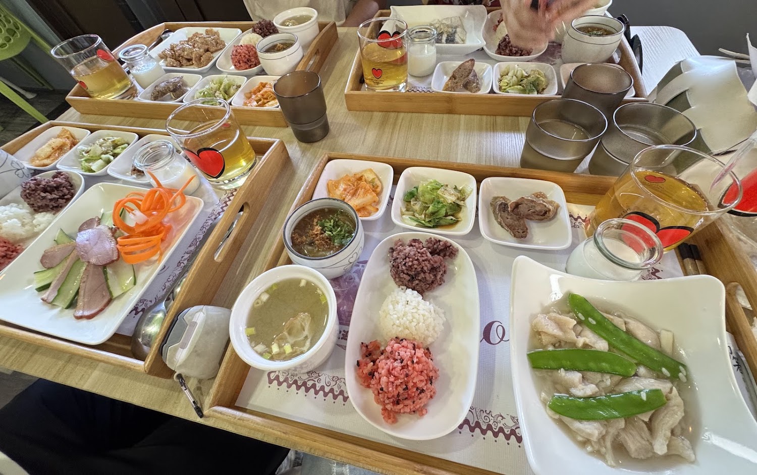 幸福味餐館多份套餐合照
