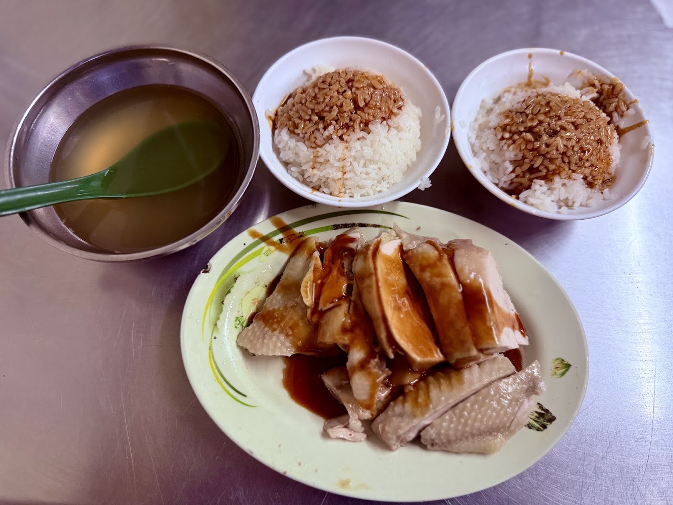 白斬雞搭配白飯與清湯