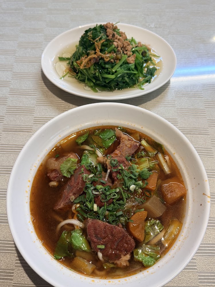 台北牛津牛雜湯牛肉麵搭配燙青菜