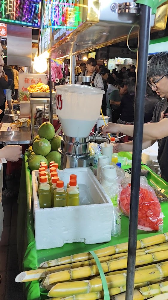 夜市飲料攤上的椰子與甘蔗飲品