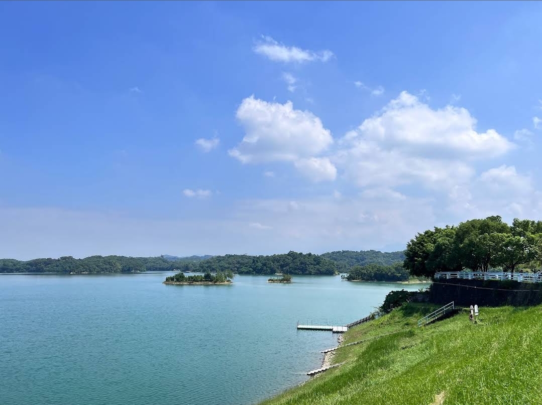 烏山頭水庫湖面與小島景觀