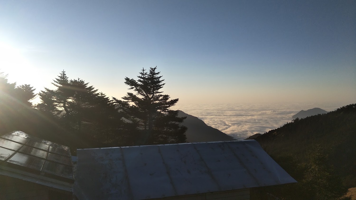 清晨雲海與山屋屋頂景色