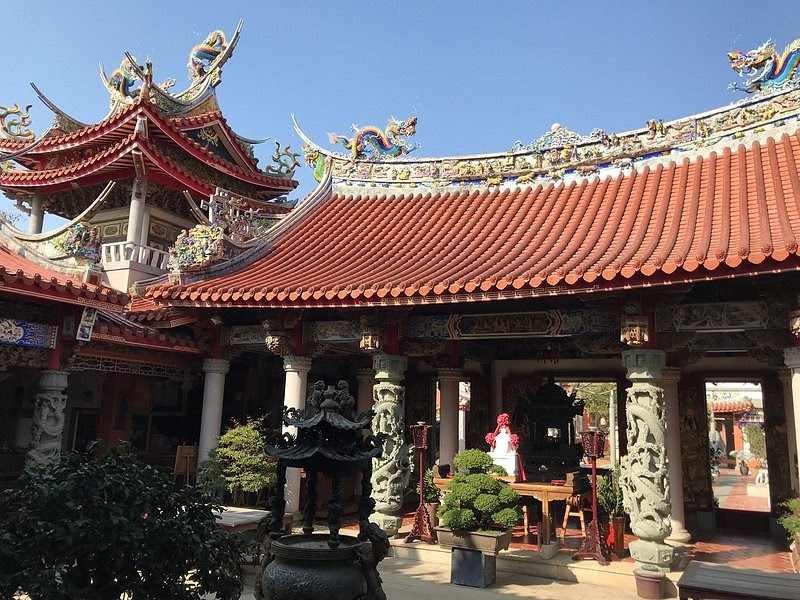 傳統廟宇建築與香爐庭院