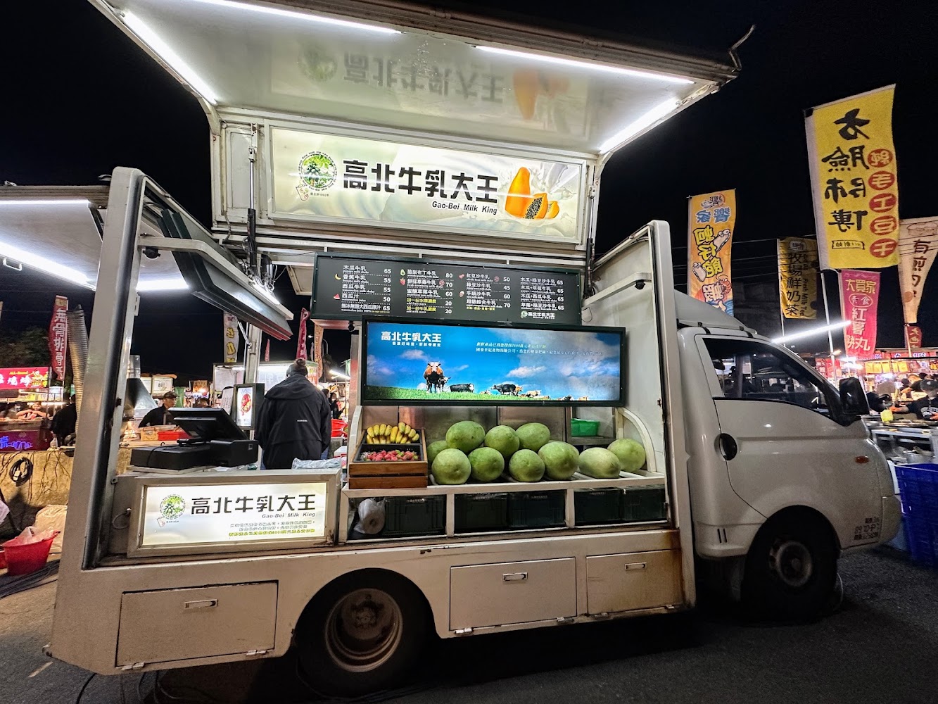 夜市水果牛乳攤與哈密瓜展示