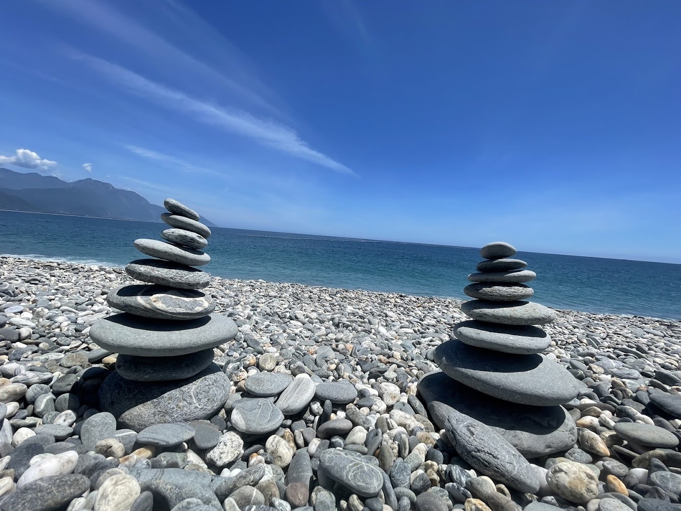 卵石灘上疊石作品與藍色海景