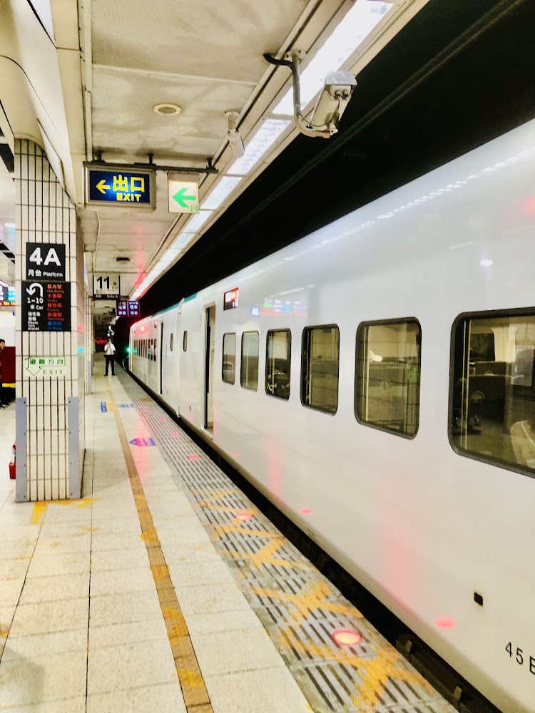 台北車站月台與列車