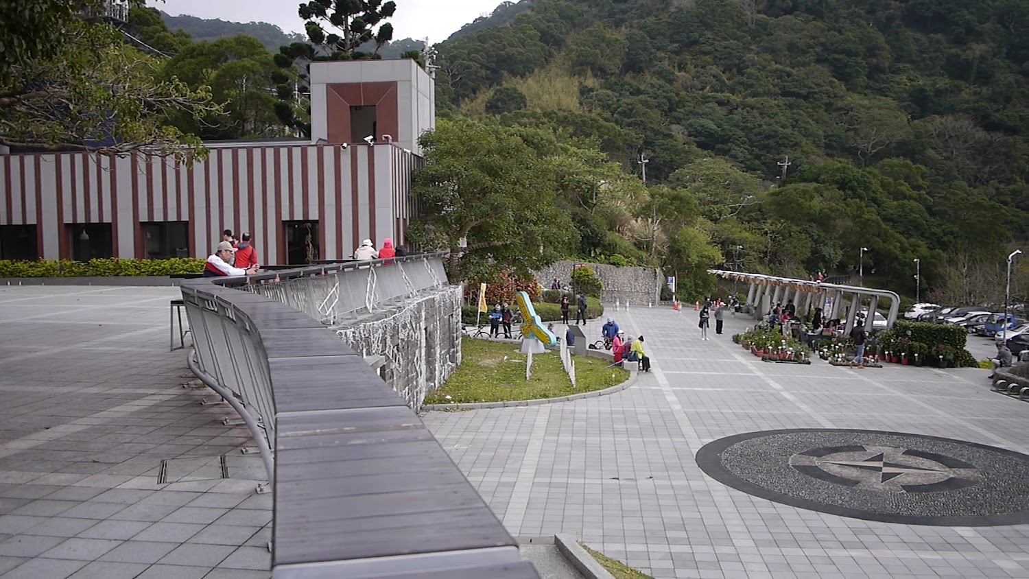 觀音山遊客中心廣場與羅盤地景