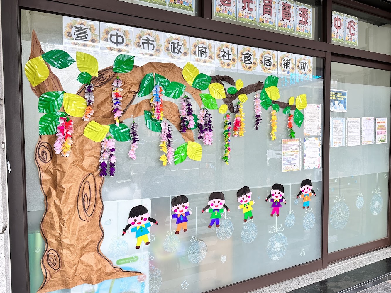 臺中市梧棲Mini親子館窗面親子手作佈置