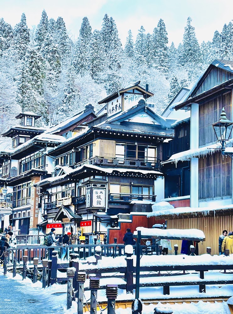 被積雪覆蓋的銀山溫泉傳統街道與木造建築