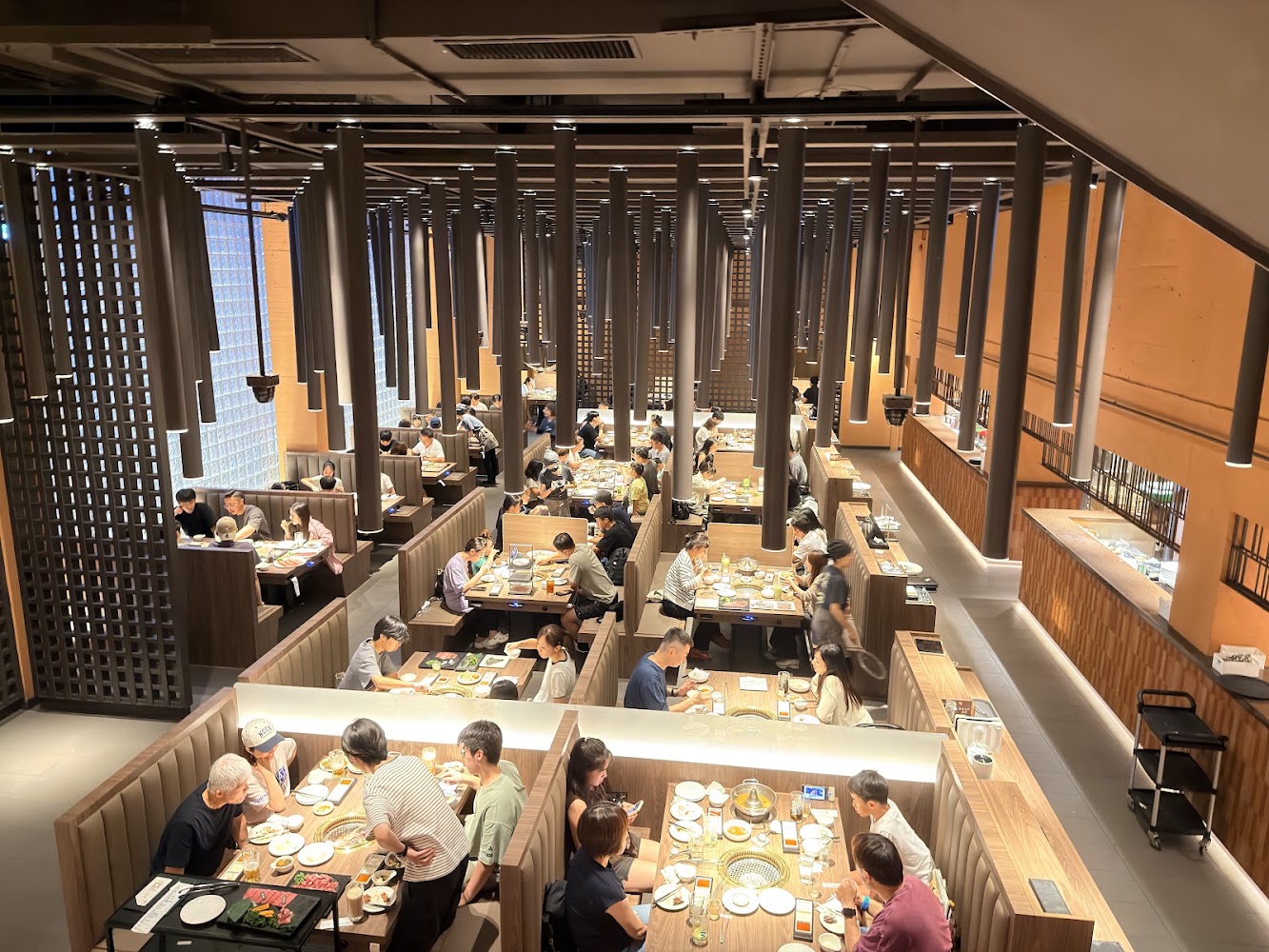 新朝富店室內挑高寬敞，隔間式座位適合多人聚餐。