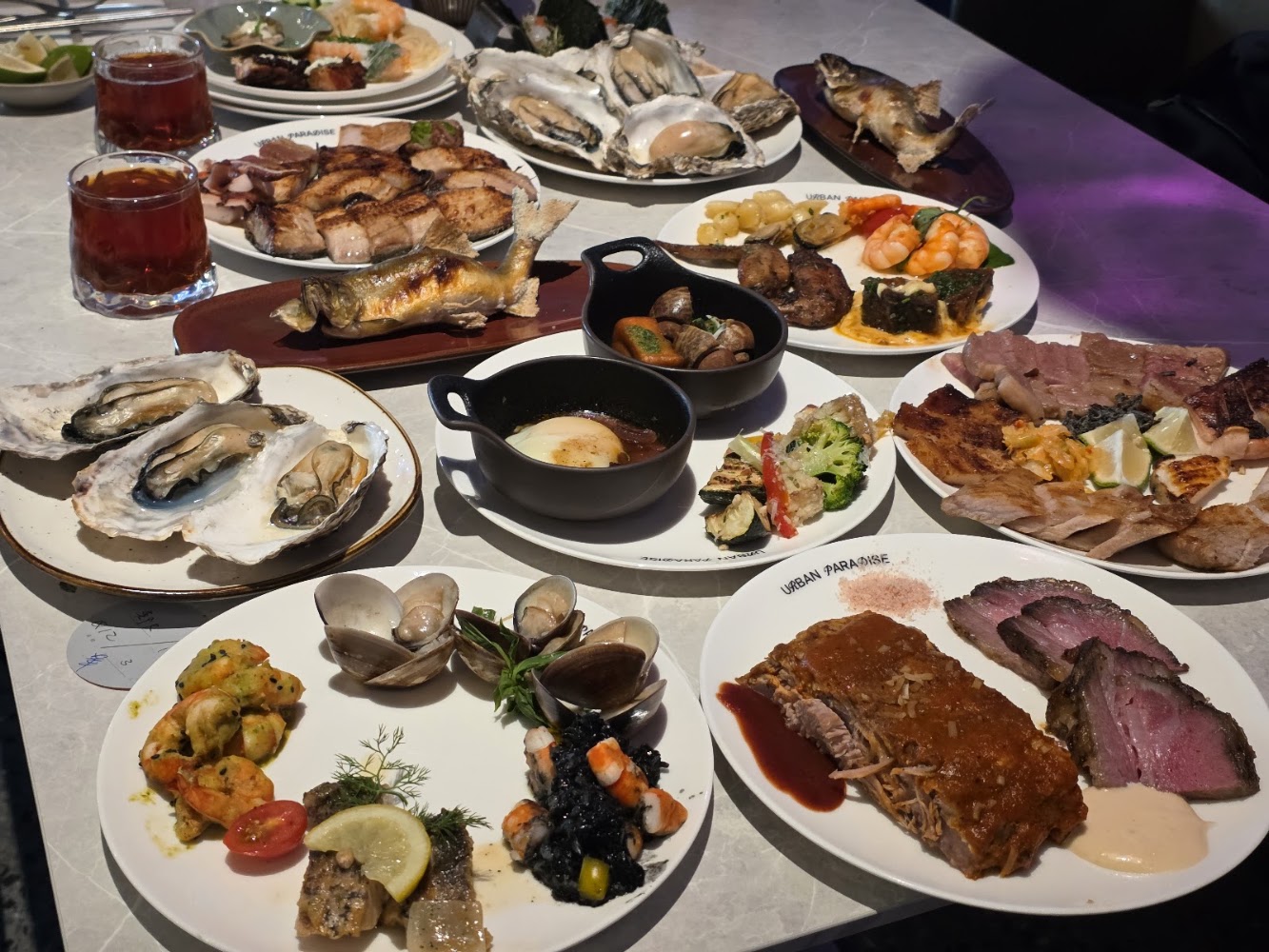 琳瑯滿目的自助餐菜色與飲料