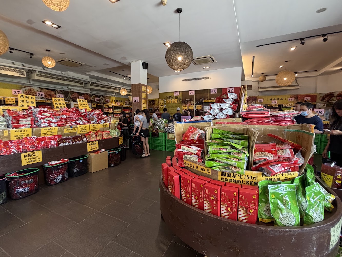 垂坤店內大量袋裝食品與價格標示