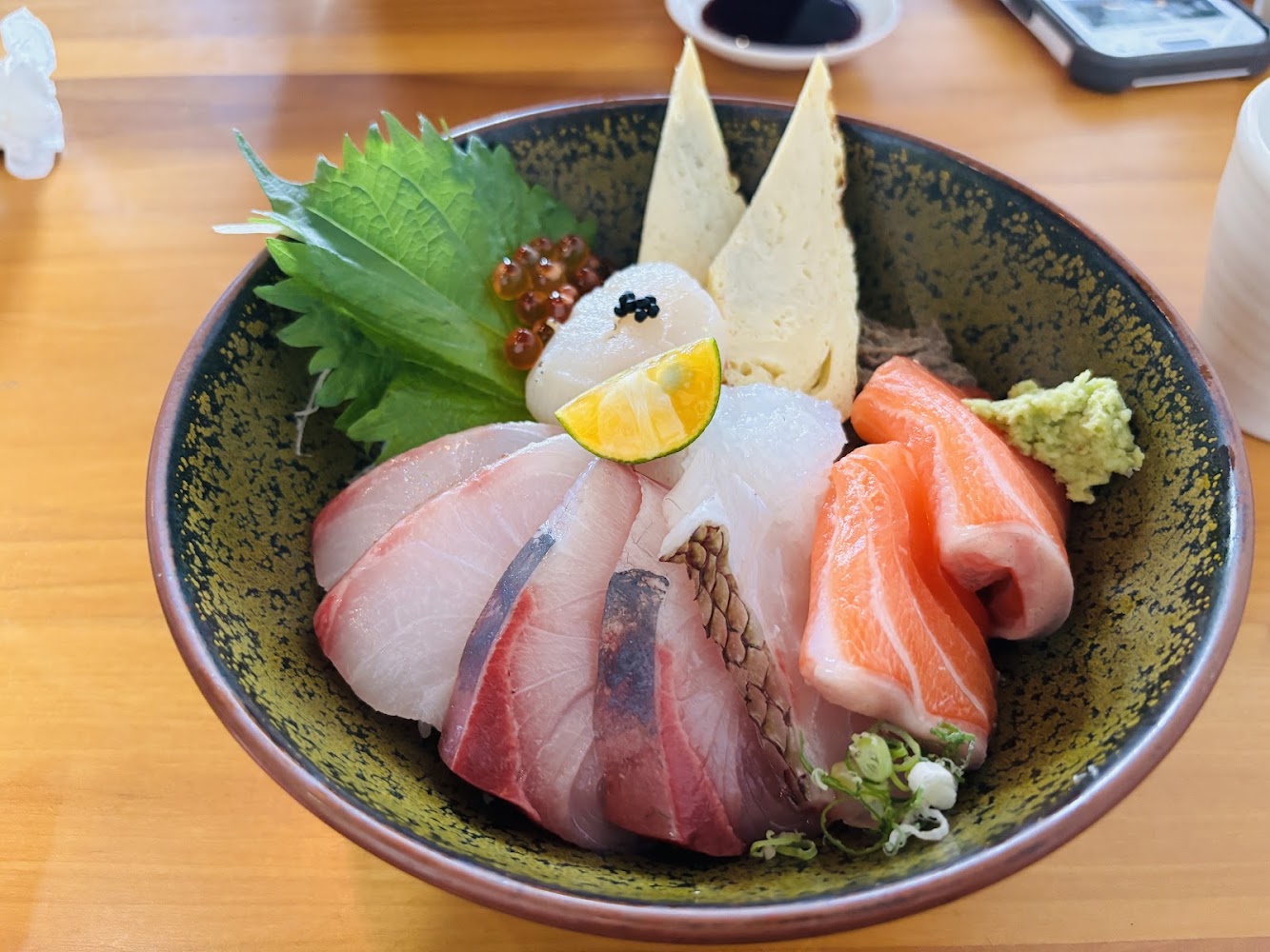 回未了生魚片丼飯內容有鮭魚紅甘鯛魚與干貝