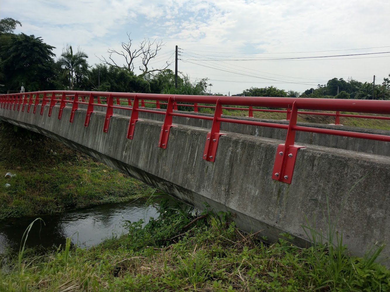 紅欄杆水泥橋與小河