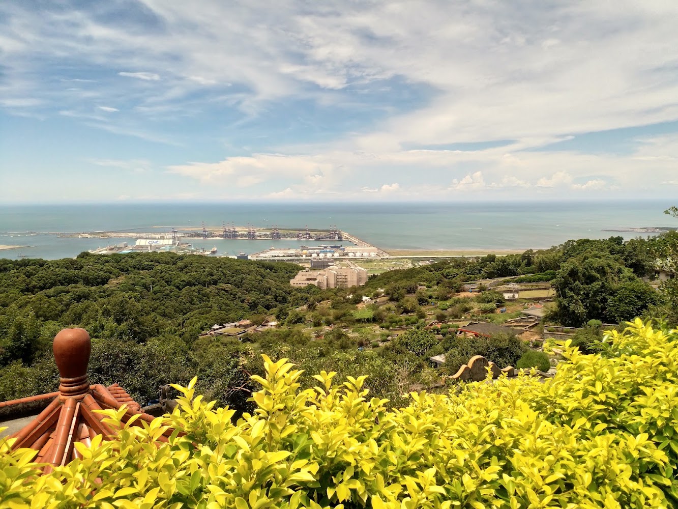 觀音山高處俯瞰港口海景與森林聚落
