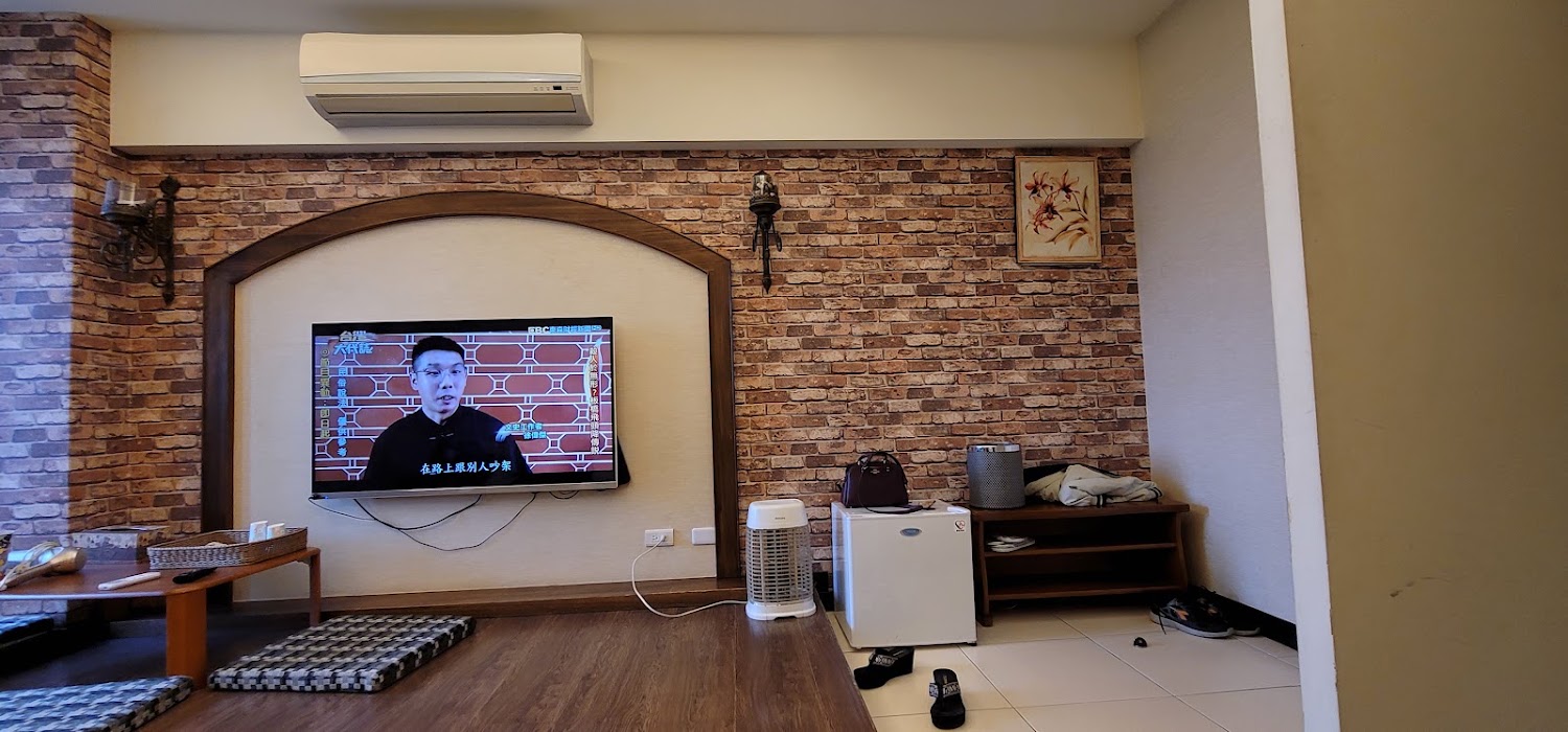 來嘉小棧公共客廳空間,有電視牆與茶几