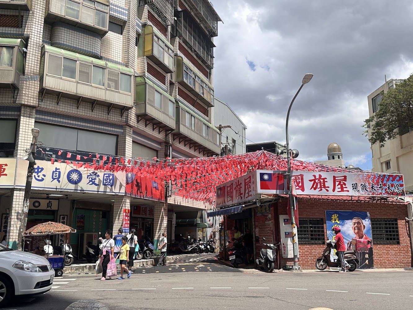 國旗屋米干店外觀掛滿國旗的街角建築