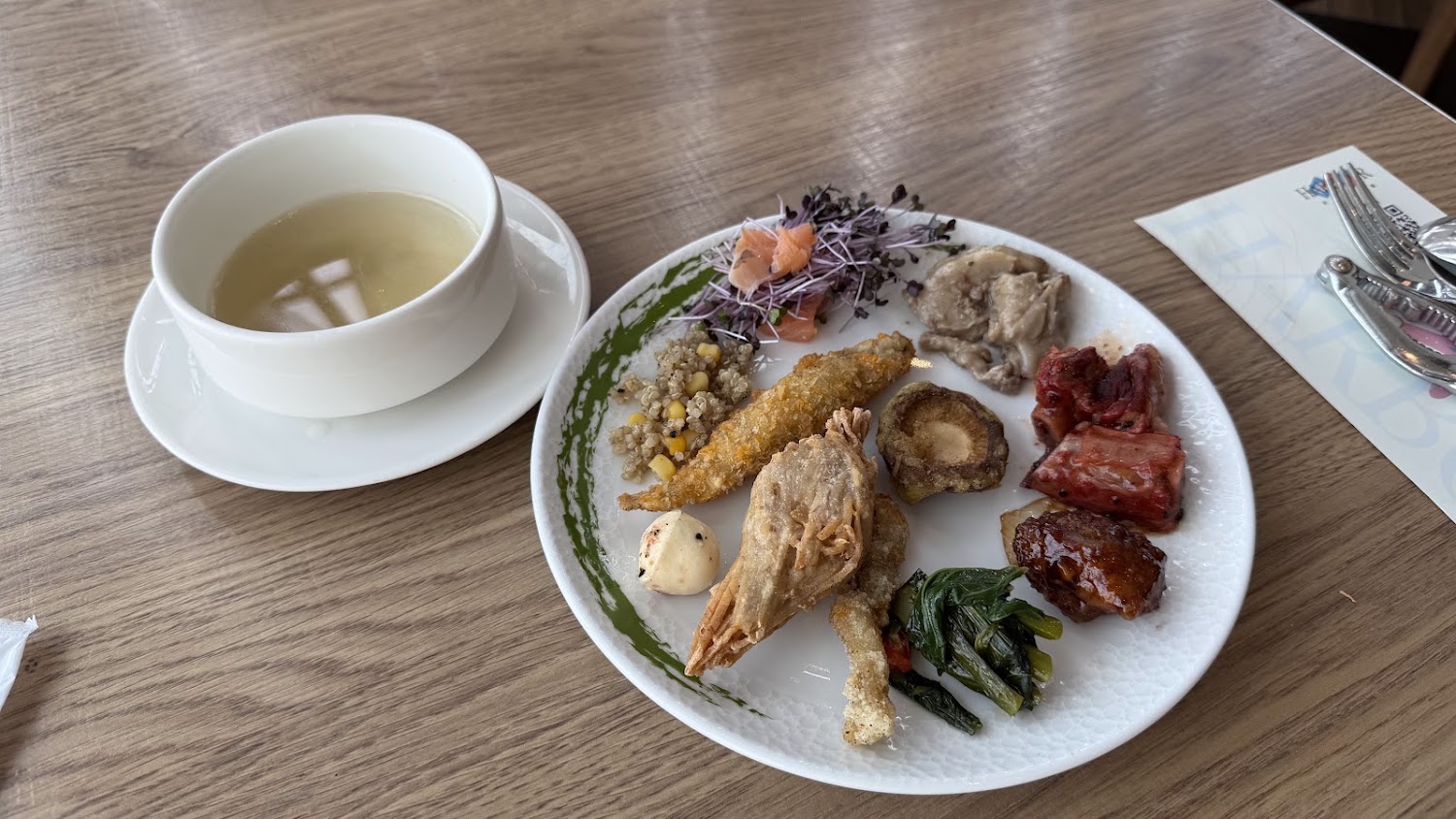 漢來海港台北天母SOGO店多樣熟食與湯品組合