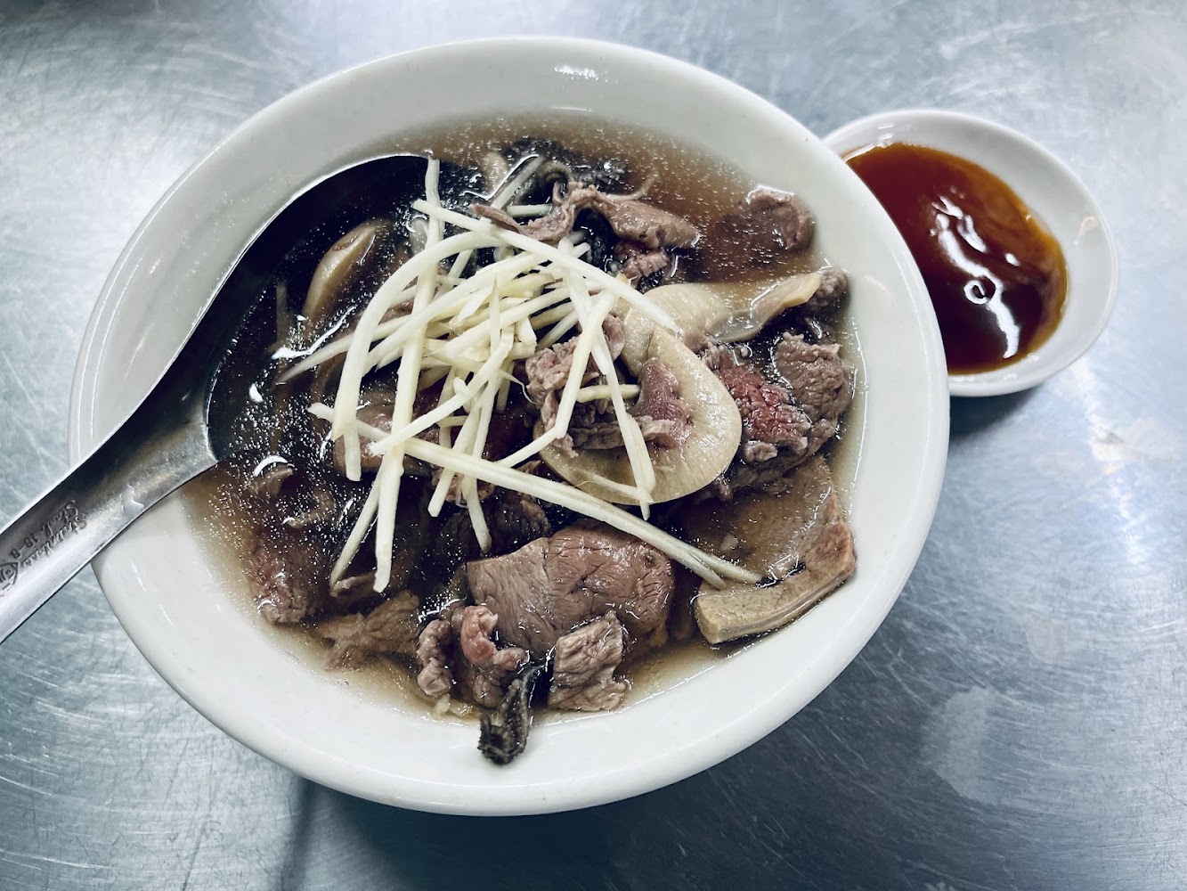 王家祖傳本產牛雜湯的牛肉湯與薑絲
