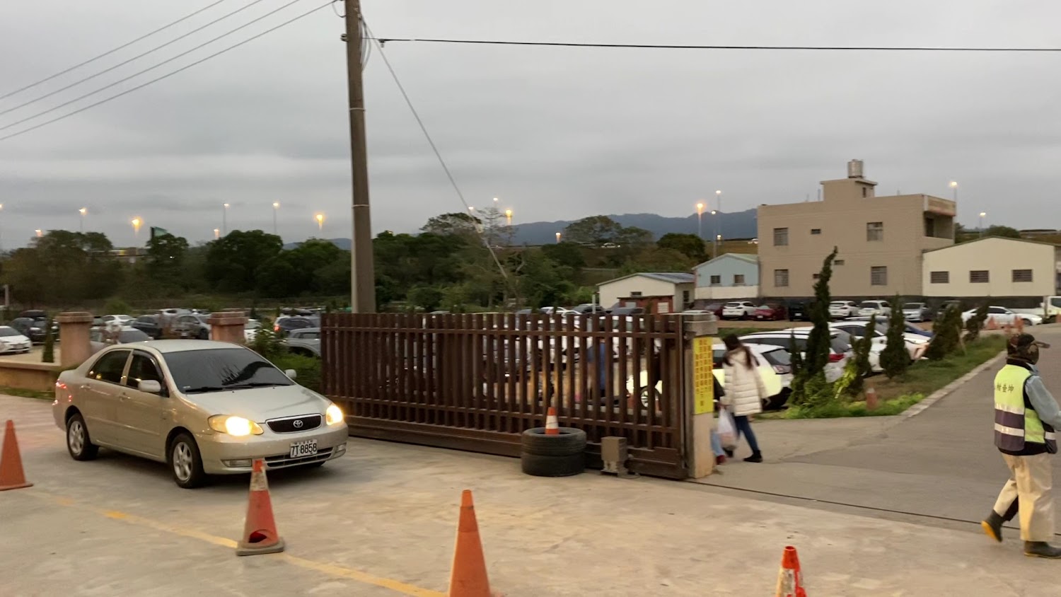 垂坤停車場入口與工作人員導引