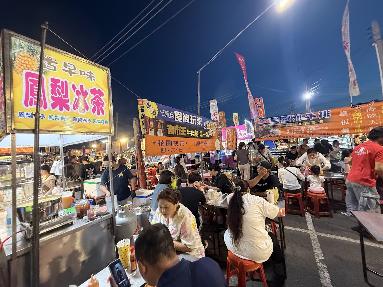 花園夜市用餐區與攤位眾多的人潮景象