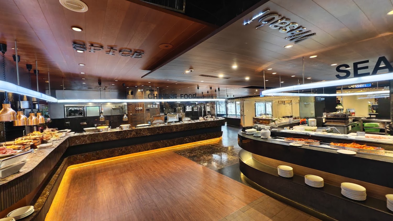 漢來海港高雄漢神巨蛋店取餐檯面與多樣熟食區