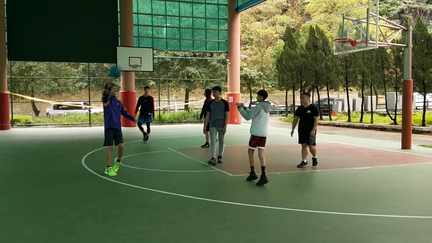 碇內十五號公園戶外有遮蔽籃球場打球畫面