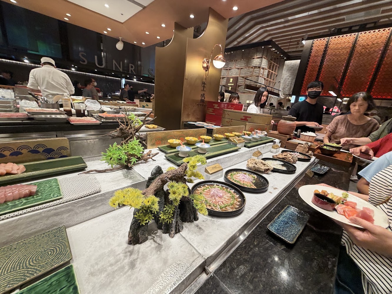 旭集竹北遠百店生魚片餐檯