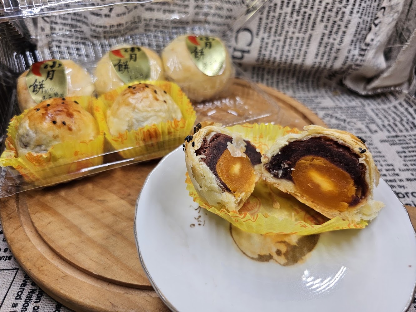 蛋黃酥剖面與包裝盒