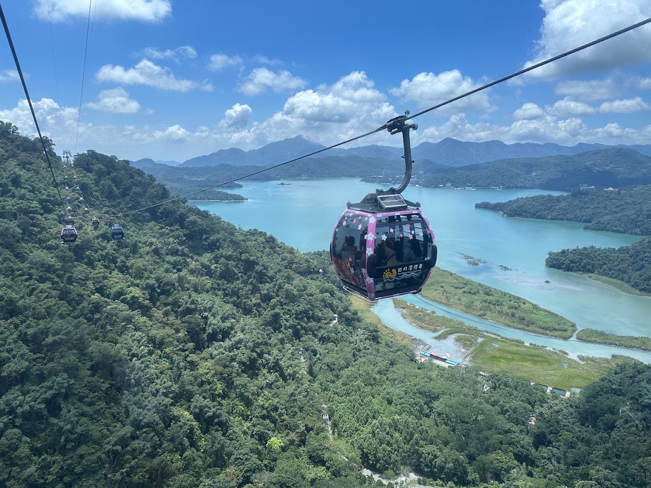 九族文化村站方向纜車與遠方山湖景