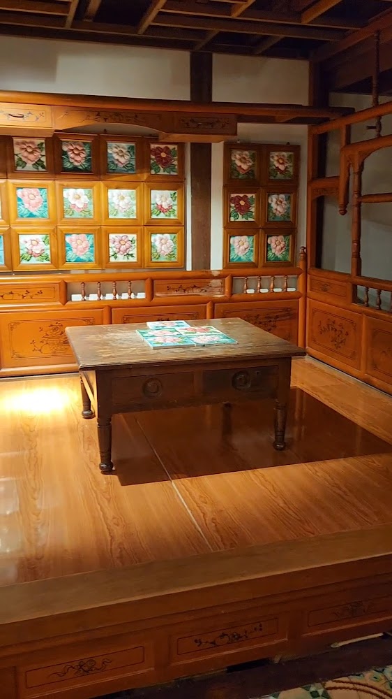 臺灣花磚博物館老屋內部與彩色窗花