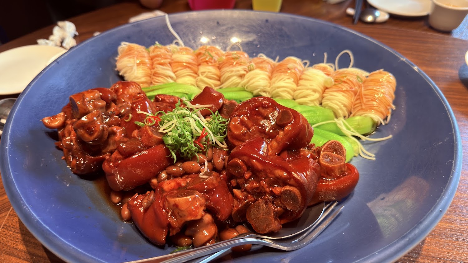 膳馨民間創作料理紅燒豬腳搭配花生與麵線