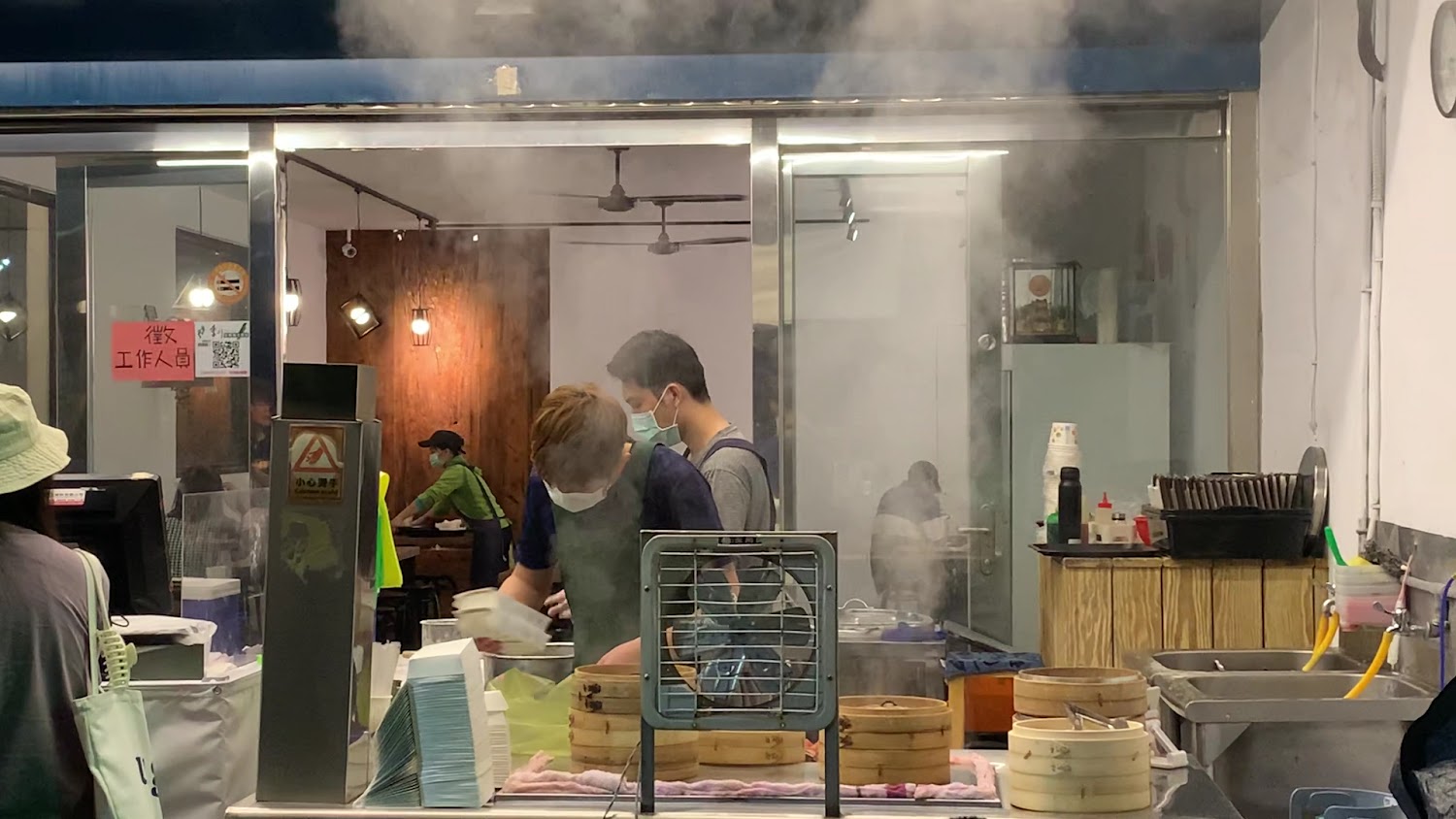 正好鮮肉小籠包店內蒸籠區