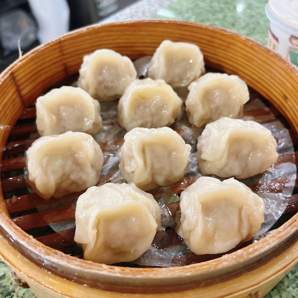 許記蒸餃蒸籠內十顆蒸餃飽滿上桌